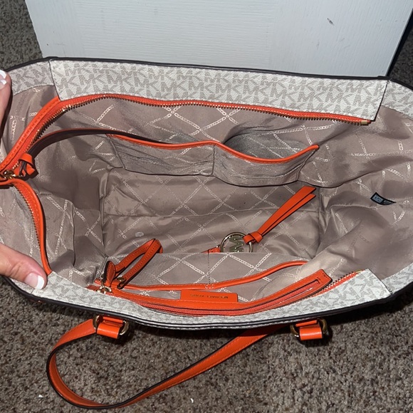 Large MK bag. Great condition. Hardly used - Picture 3 of 4